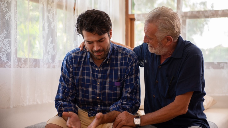 Padre e figlio sul divano di casa
